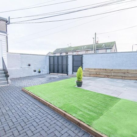 Bright, Fresh, Renovated 3 Bedroom Apartment In The Heart Of Montrose Angus Esterno foto