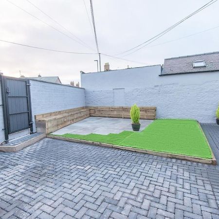 Bright, Fresh, Renovated 3 Bedroom Apartment In The Heart Of Montrose Angus Esterno foto