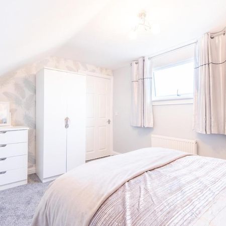 Bright, Fresh, Renovated 3 Bedroom Apartment In The Heart Of Montrose Angus Esterno foto