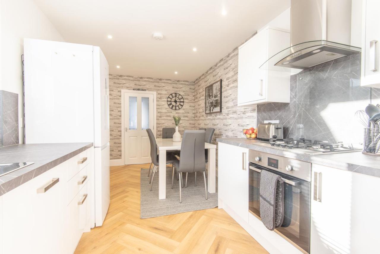 Bright, Fresh, Renovated 3 Bedroom Apartment In The Heart Of Montrose Angus Esterno foto