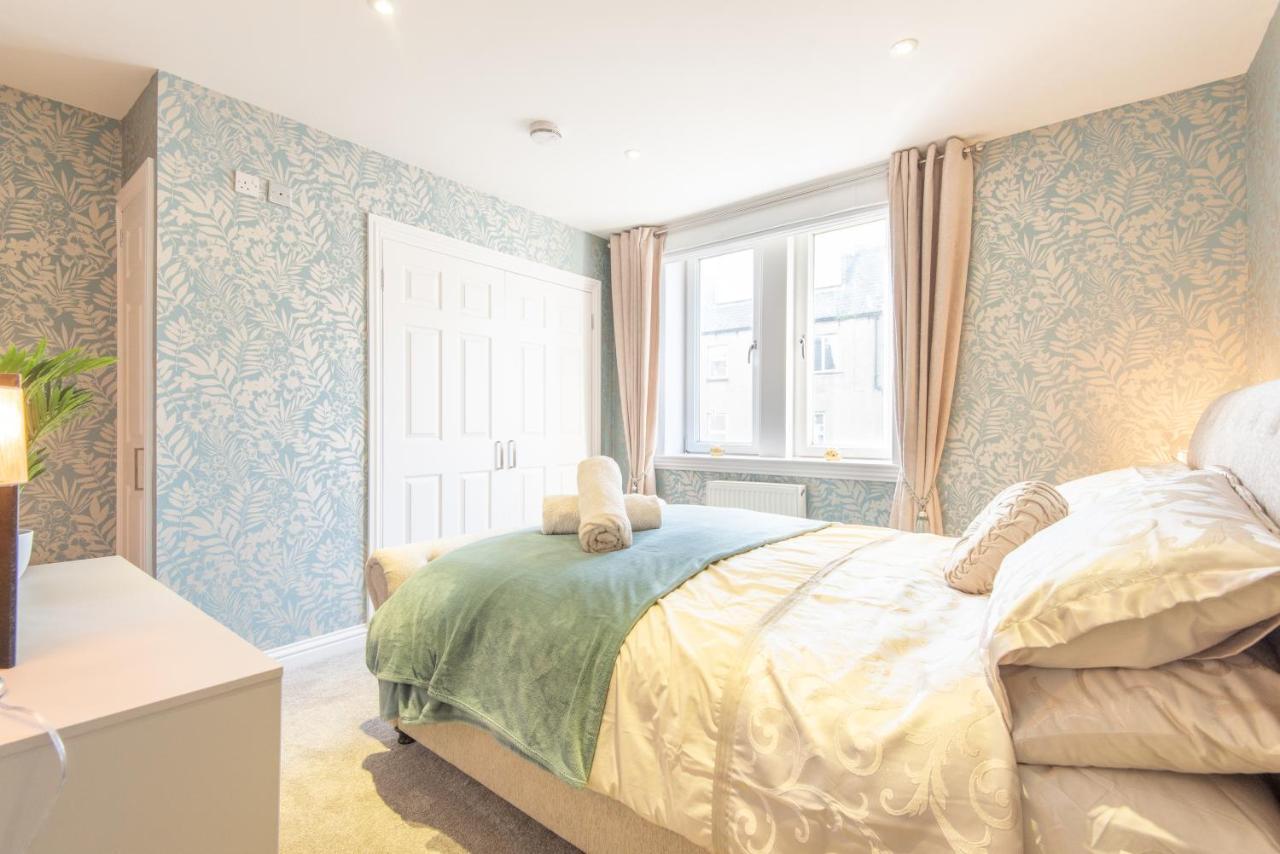 Bright, Fresh, Renovated 3 Bedroom Apartment In The Heart Of Montrose Angus Esterno foto