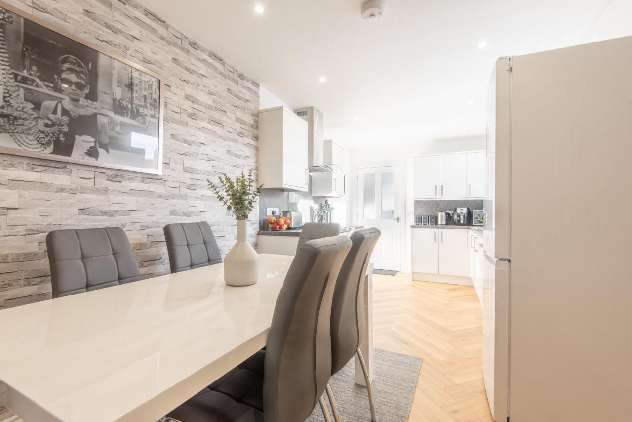 Bright, Fresh, Renovated 3 Bedroom Apartment In The Heart Of Montrose Angus Esterno foto