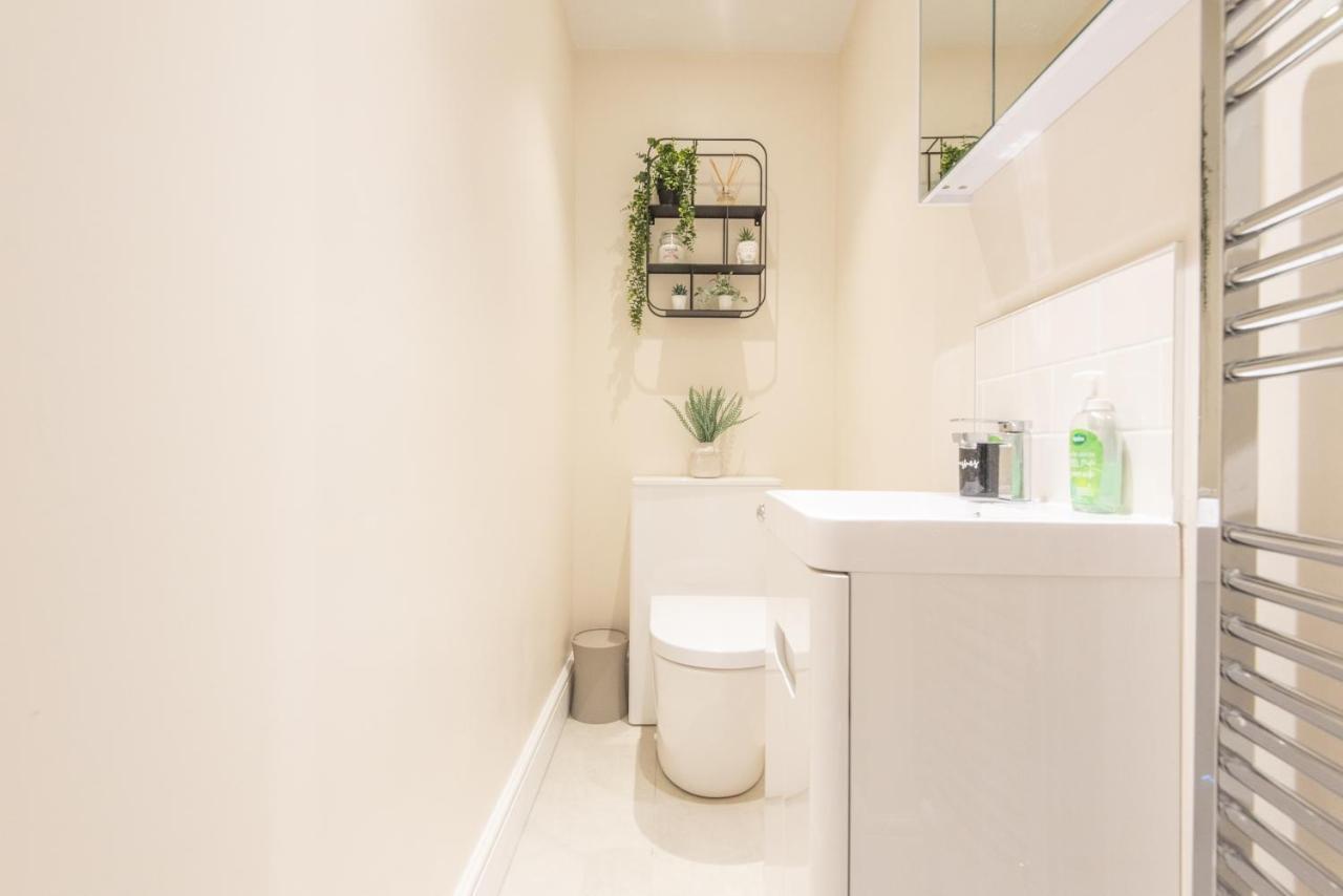Bright, Fresh, Renovated 3 Bedroom Apartment In The Heart Of Montrose Angus Esterno foto