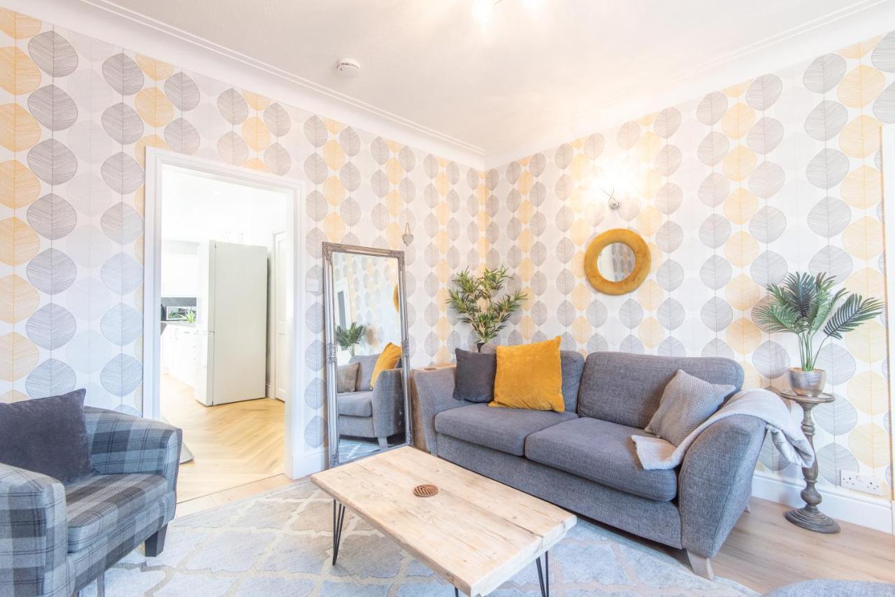 Bright, Fresh, Renovated 3 Bedroom Apartment In The Heart Of Montrose Angus Esterno foto