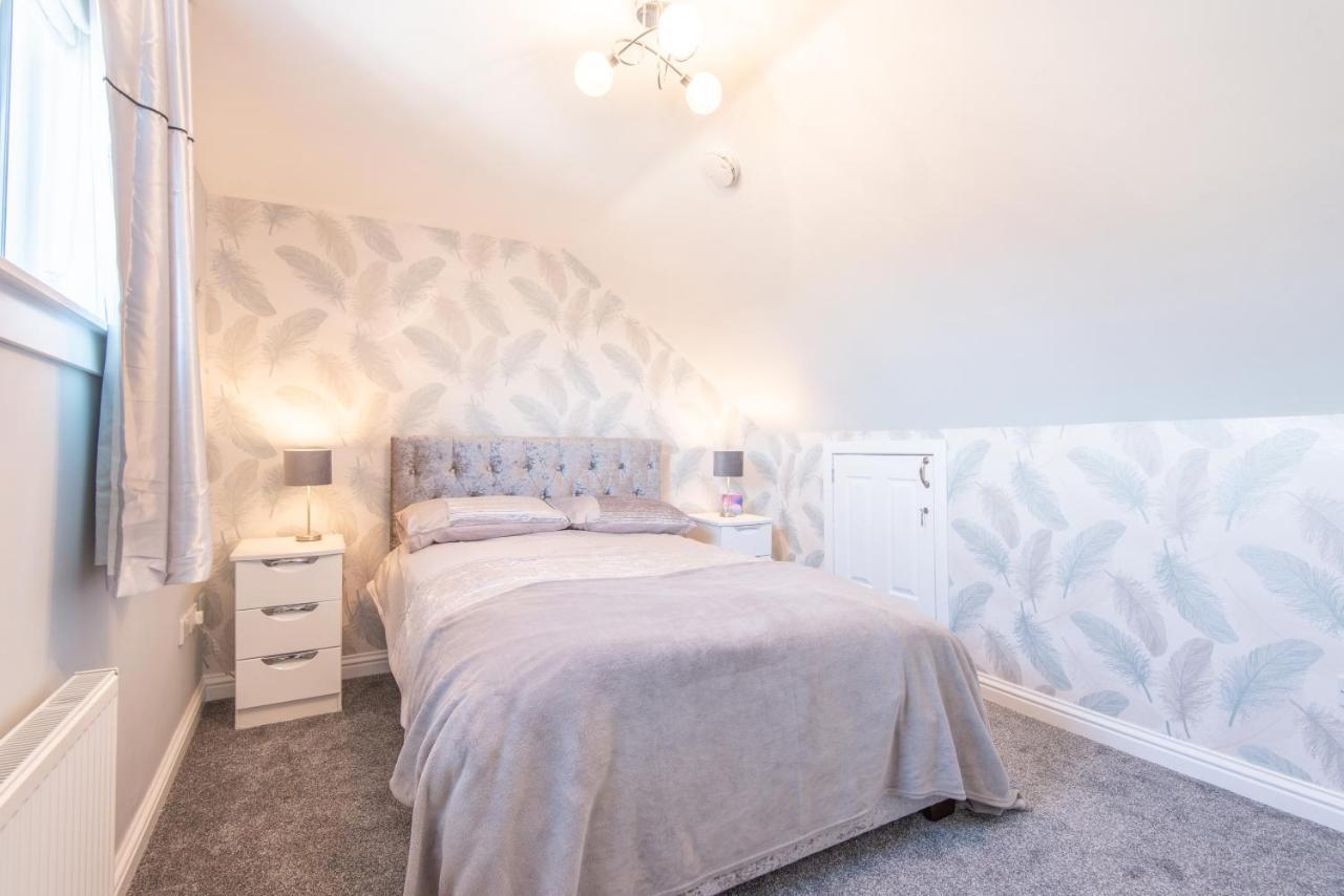 Bright, Fresh, Renovated 3 Bedroom Apartment In The Heart Of Montrose Angus Esterno foto
