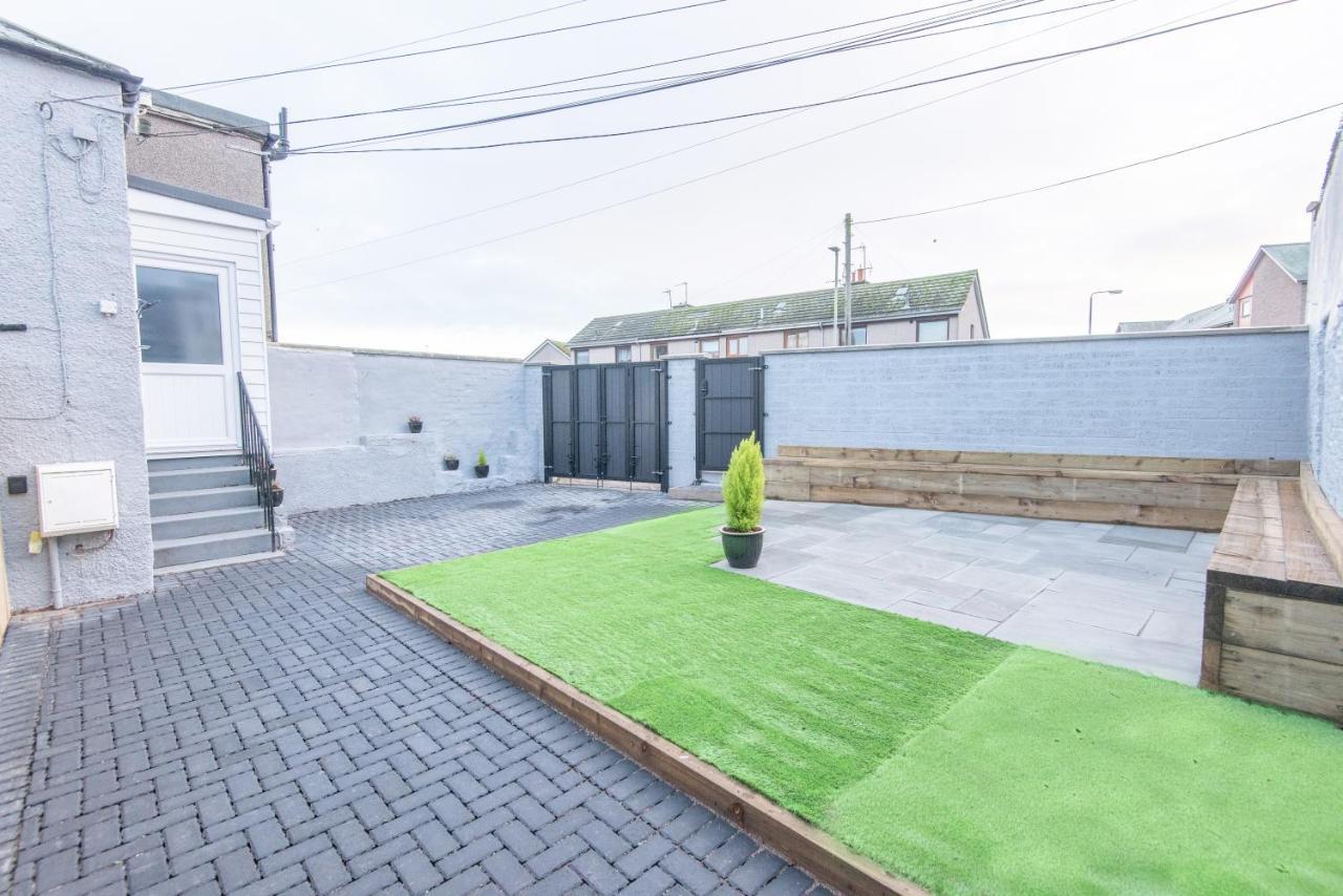 Bright, Fresh, Renovated 3 Bedroom Apartment In The Heart Of Montrose Angus Esterno foto