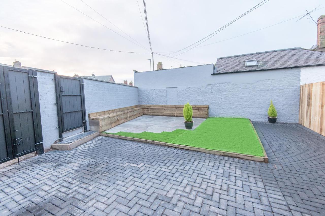 Bright, Fresh, Renovated 3 Bedroom Apartment In The Heart Of Montrose Angus Esterno foto