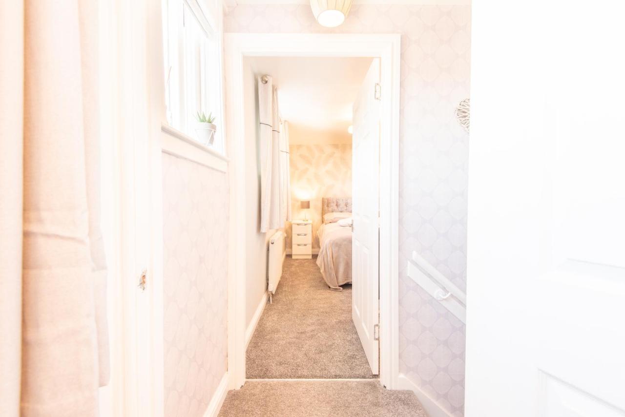 Bright, Fresh, Renovated 3 Bedroom Apartment In The Heart Of Montrose Angus Esterno foto