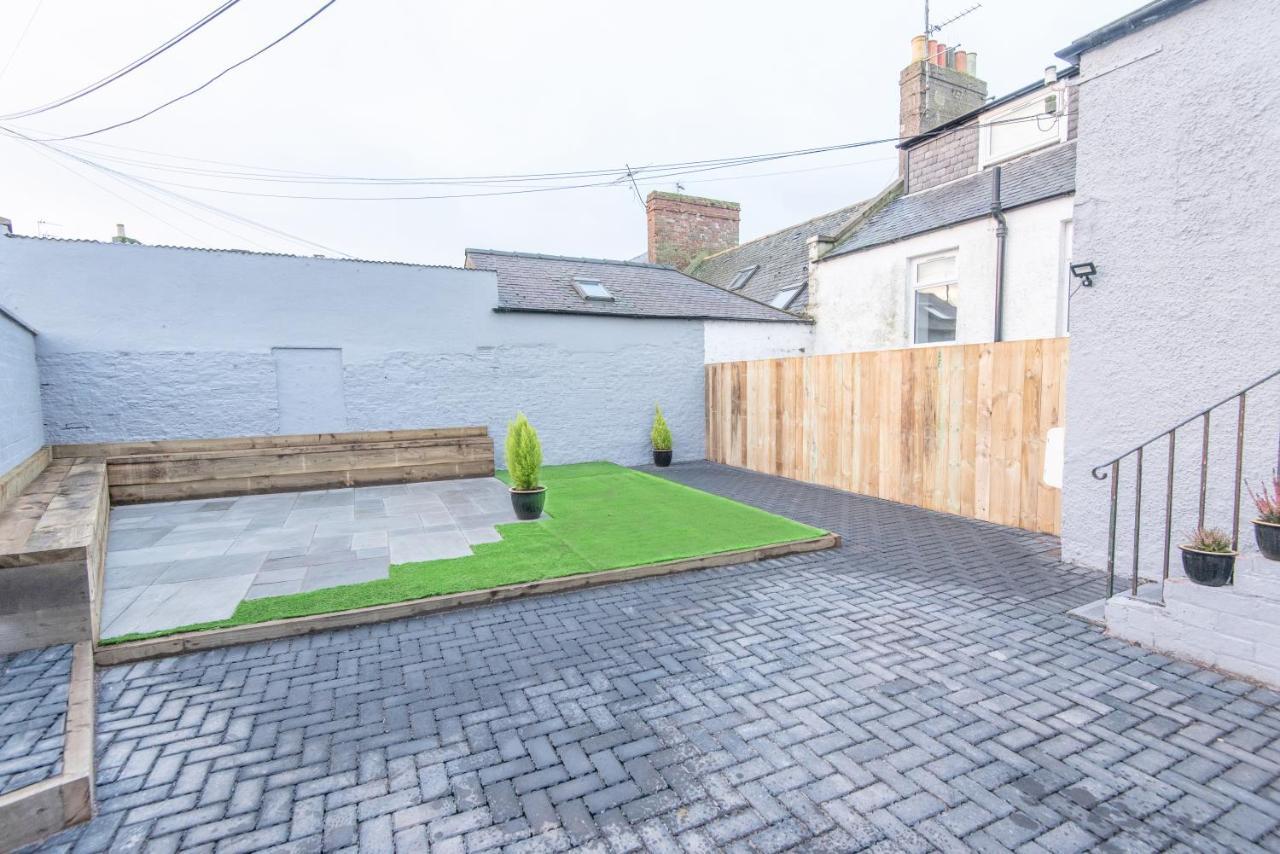 Bright, Fresh, Renovated 3 Bedroom Apartment In The Heart Of Montrose Angus Esterno foto