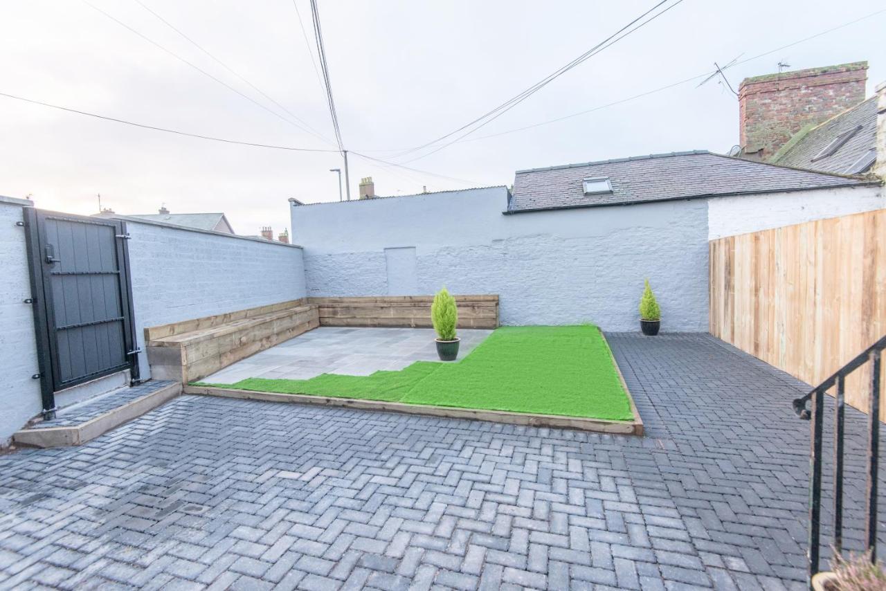 Bright, Fresh, Renovated 3 Bedroom Apartment In The Heart Of Montrose Angus Esterno foto