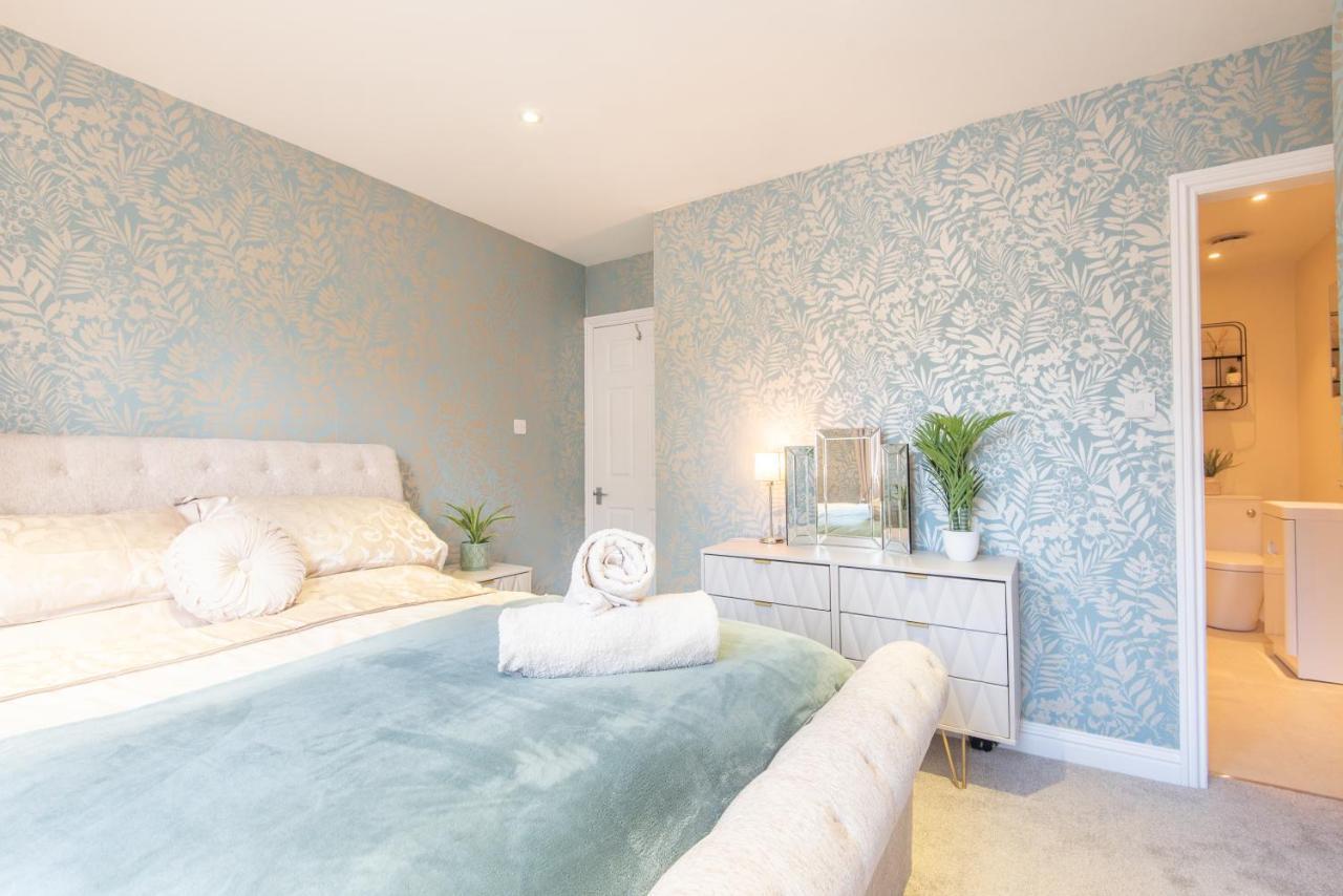 Bright, Fresh, Renovated 3 Bedroom Apartment In The Heart Of Montrose Angus Esterno foto