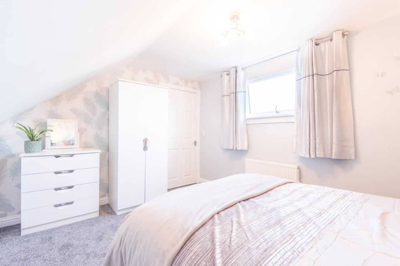 Bright, Fresh, Renovated 3 Bedroom Apartment In The Heart Of Montrose Angus Esterno foto